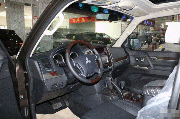 中东版帕杰罗v87内饰设计的较为简约,但也不乏典雅的设计增加了些许