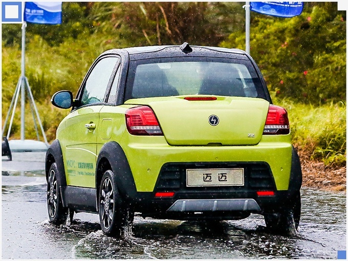 赛麟a00级纯电动轿车"迈迈"首发亮相