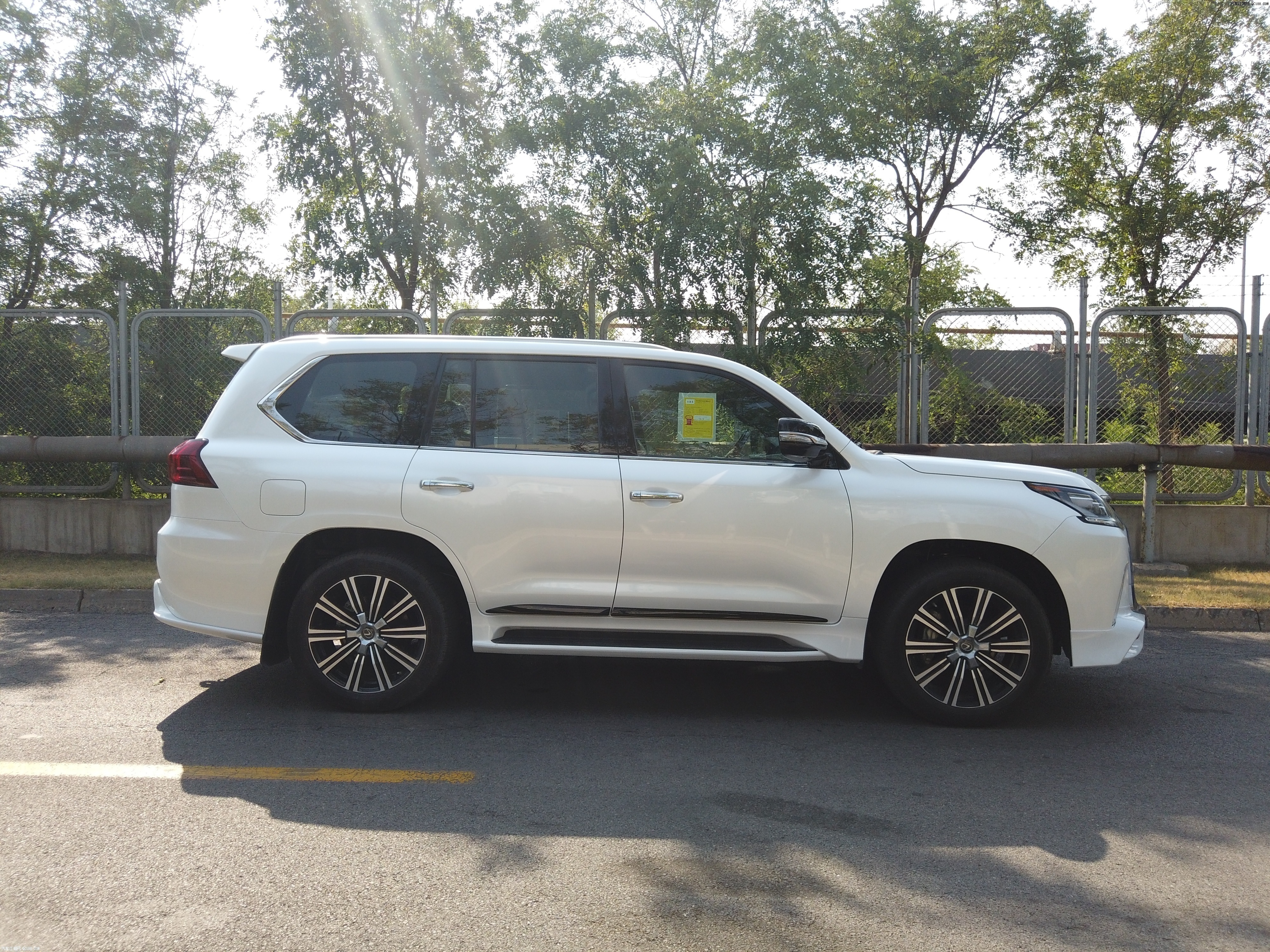 19款平行进口雷克萨斯lx570现车到店实拍