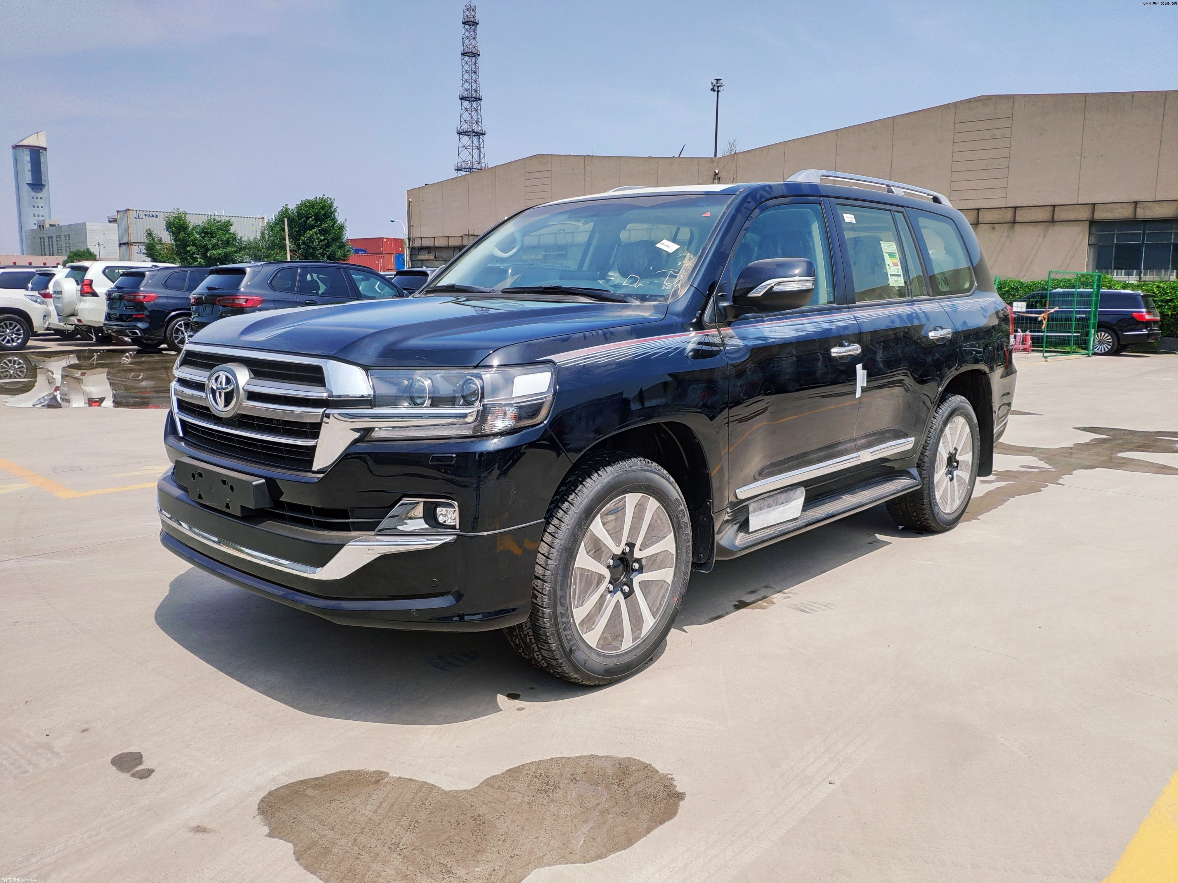 首页 最新车闻 > 正文内容  19款丰田酷路泽4000进行了诸多细节设计的