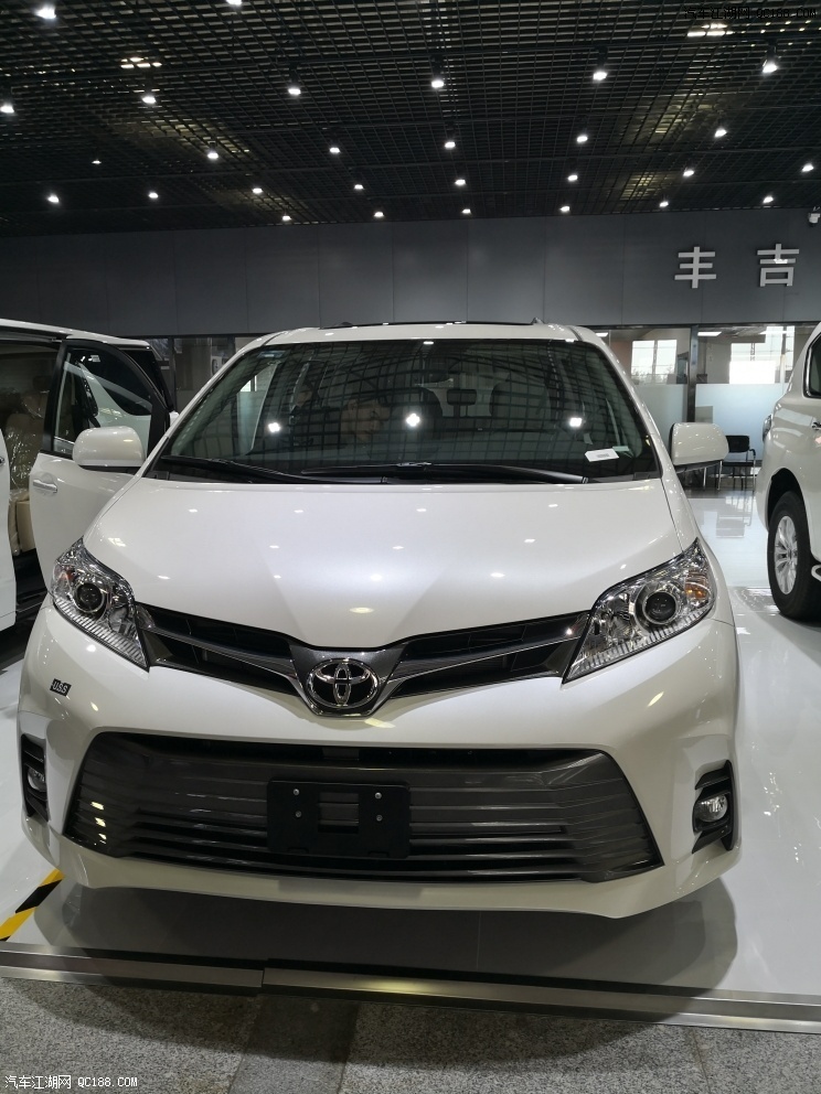 20款丰田墨版塞纳xl两驱真皮天窗版实拍