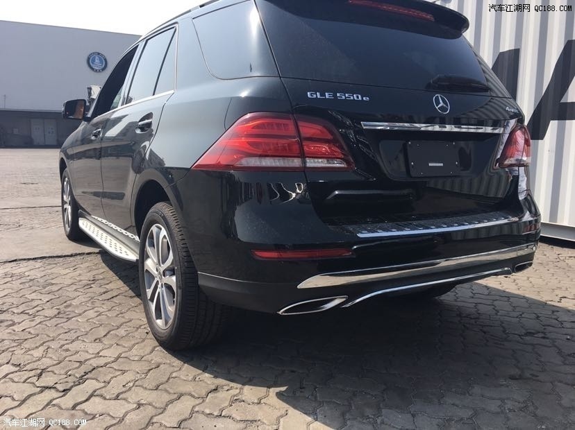 现车方面:我们从经销商了解到,目前美规奔驰gle500现车齐全,颜色可选.