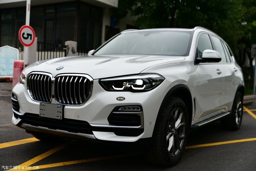 20款新一代宝马x5外观设计更加锐利,前脸采用双肾进气格栅设计,前大灯