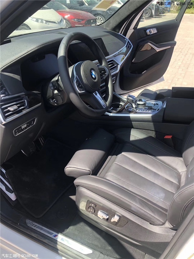 2019款宝马x7加规m运动版白黑现车实拍