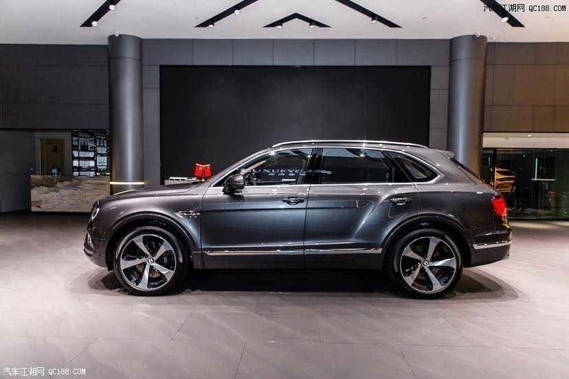 四座版功能更加强大,后排宽敞的空间和独立的座椅,让后排乘客在体验