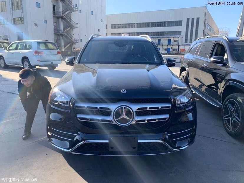 奔驰gls450是奔驰推出的至今为止奔驰最豪华尊贵的mpv商务suv越野车.