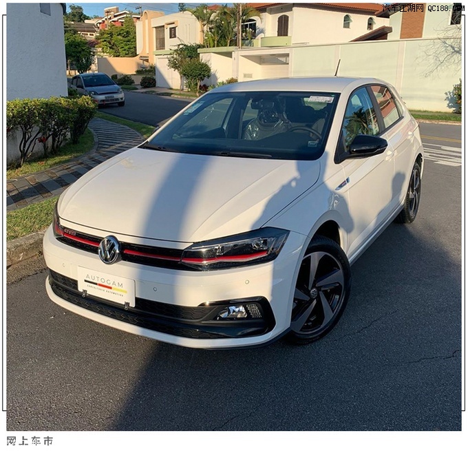 定位更趋运动化大众全新polo运动版街拍