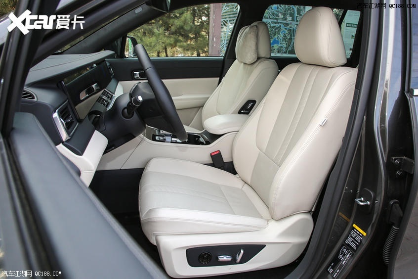 理想one的前排座椅采用8向电动调节 4向电动腰托,标配通风和加热功能