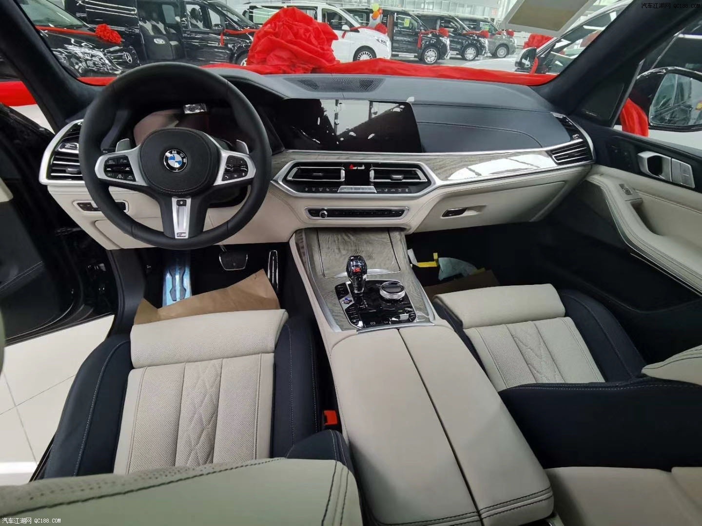 宝马x7和奔驰gls的最大不同,当然是设计年代,宝马x7无论外观还是内饰