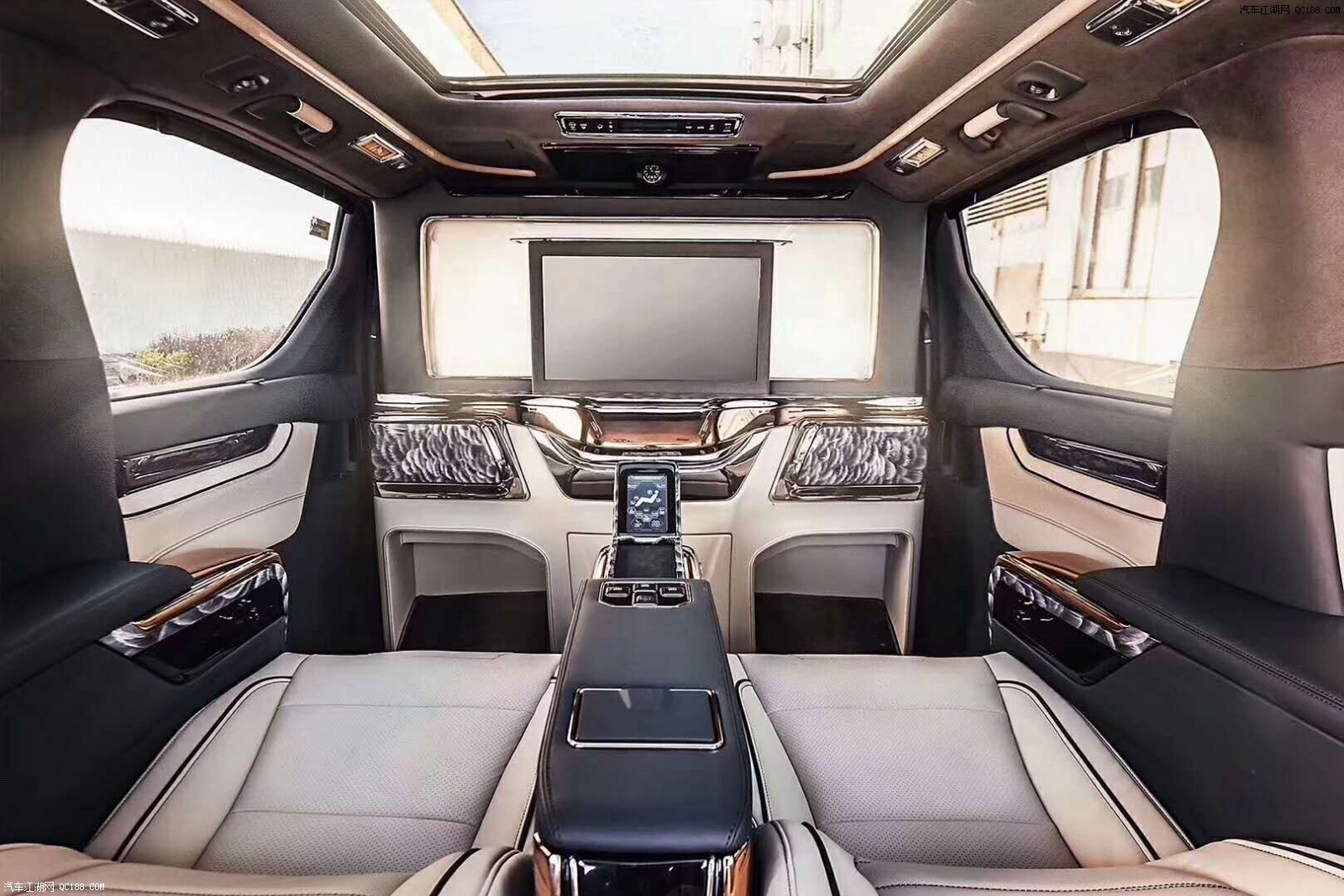 2020款丰田埃尔法蒙娜丽莎版现车体验