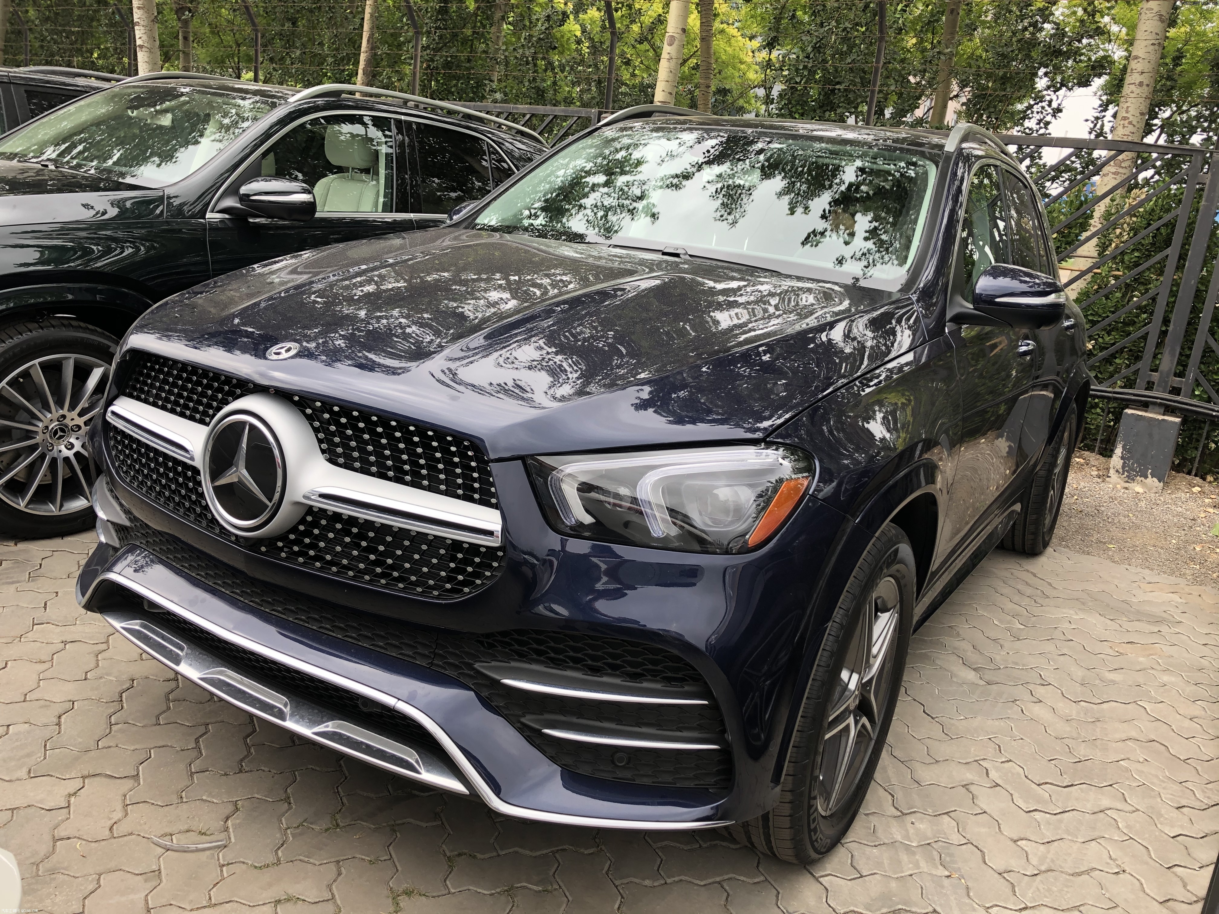 2020款奔驰gle350外形显得更加圆润一些,前脸造型也采用了奔驰最新的