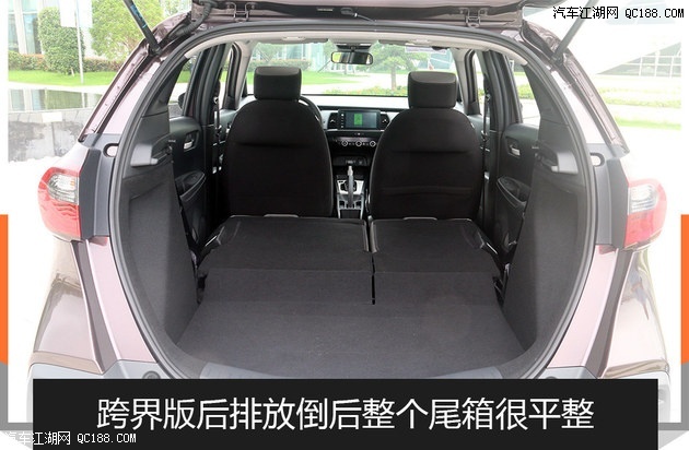 车内的收纳空间依然是新飞度的优势,前排两侧出风口有两个杯架,炎热的