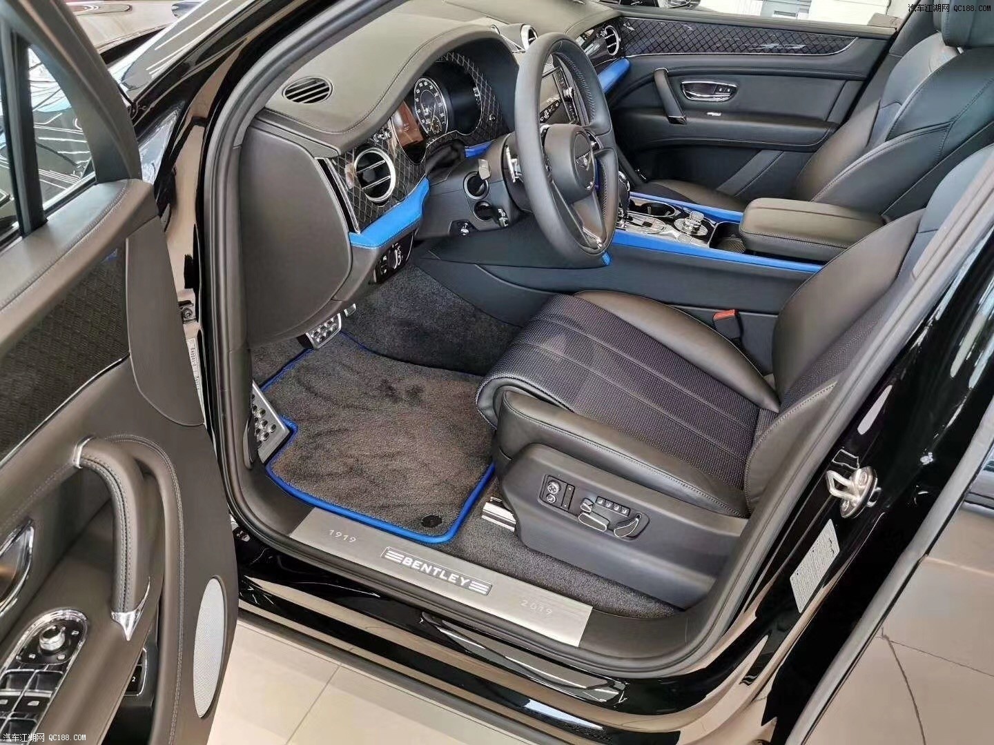 宾利添越后排座椅与前排座椅具有相同的调节功能,其乘坐感,包裹感也与