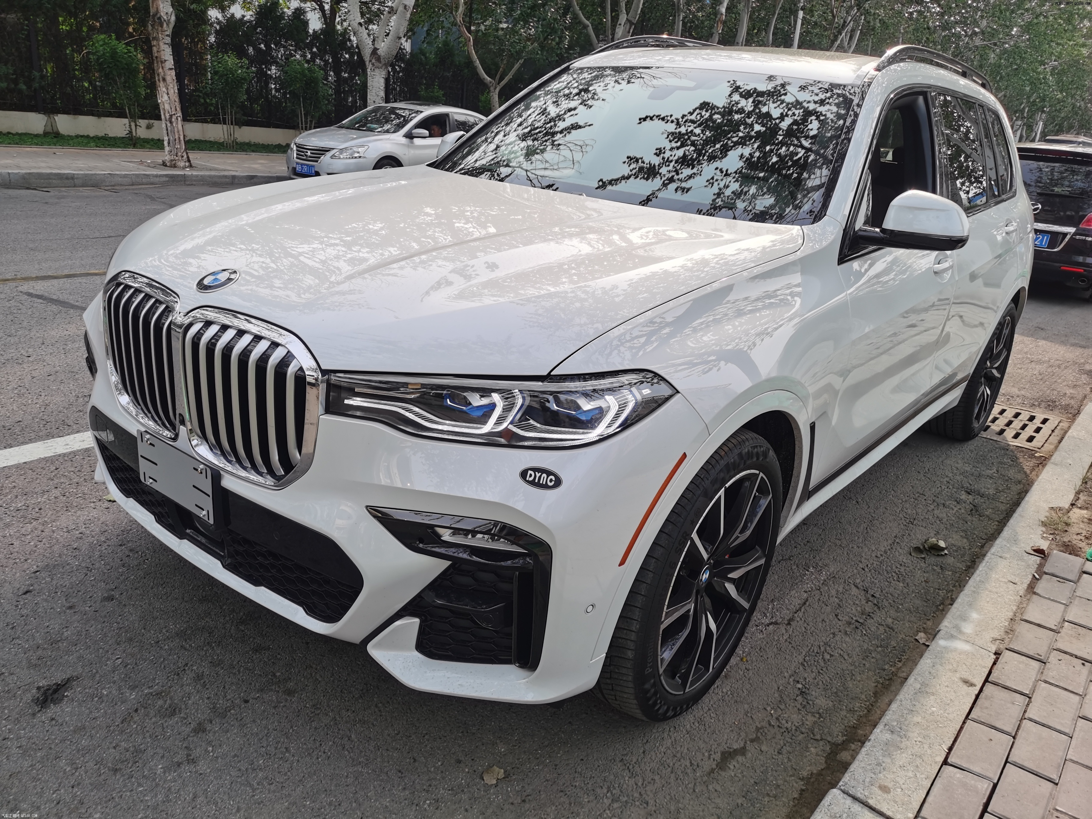 平行进口车2020款宝马x7采用宝马全新家族设计,双肾的进气格栅面积