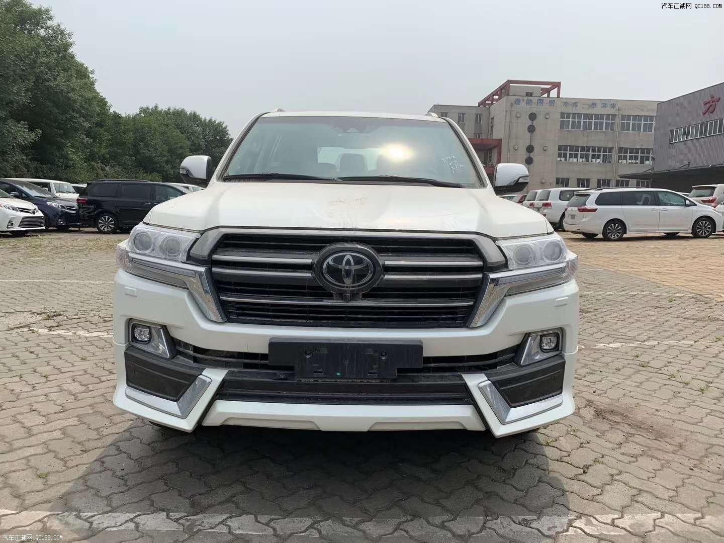 2019款兰德酷路泽变化不大,但中网造型有所改进,高配车型前围也有所不