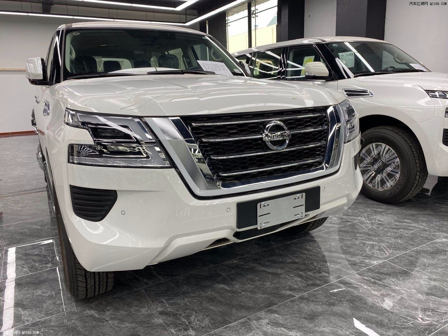 20款途乐xe新车前脸冲击感强,中网面积占据了整个前脸,并加上了镀铬