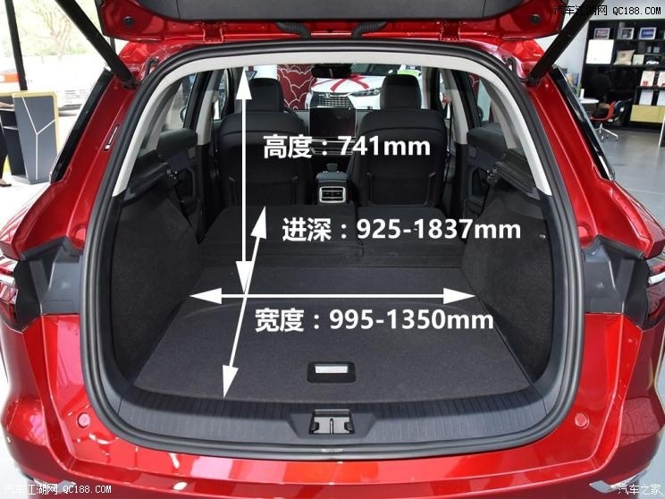 这款车型的座椅配置蛮高的,主驾支持12向调节,前排支持座椅通风以及