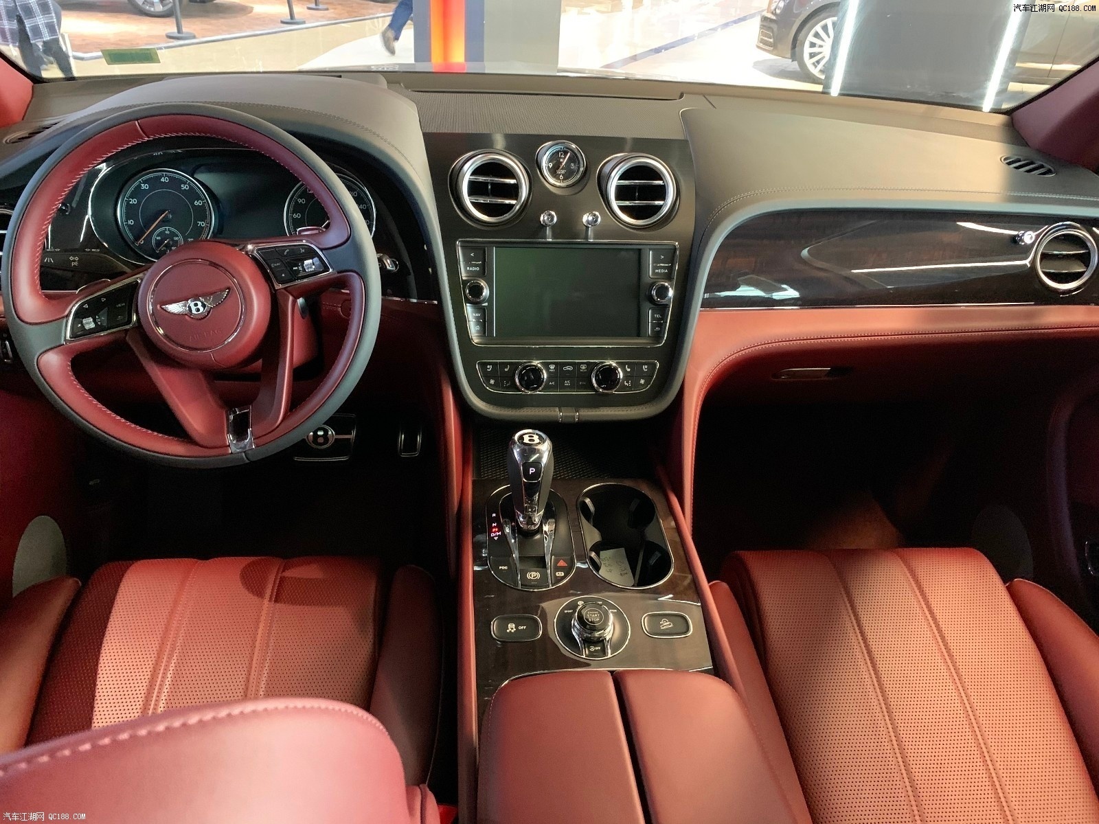 2021款美规版宾利添越w12新车试驾体验