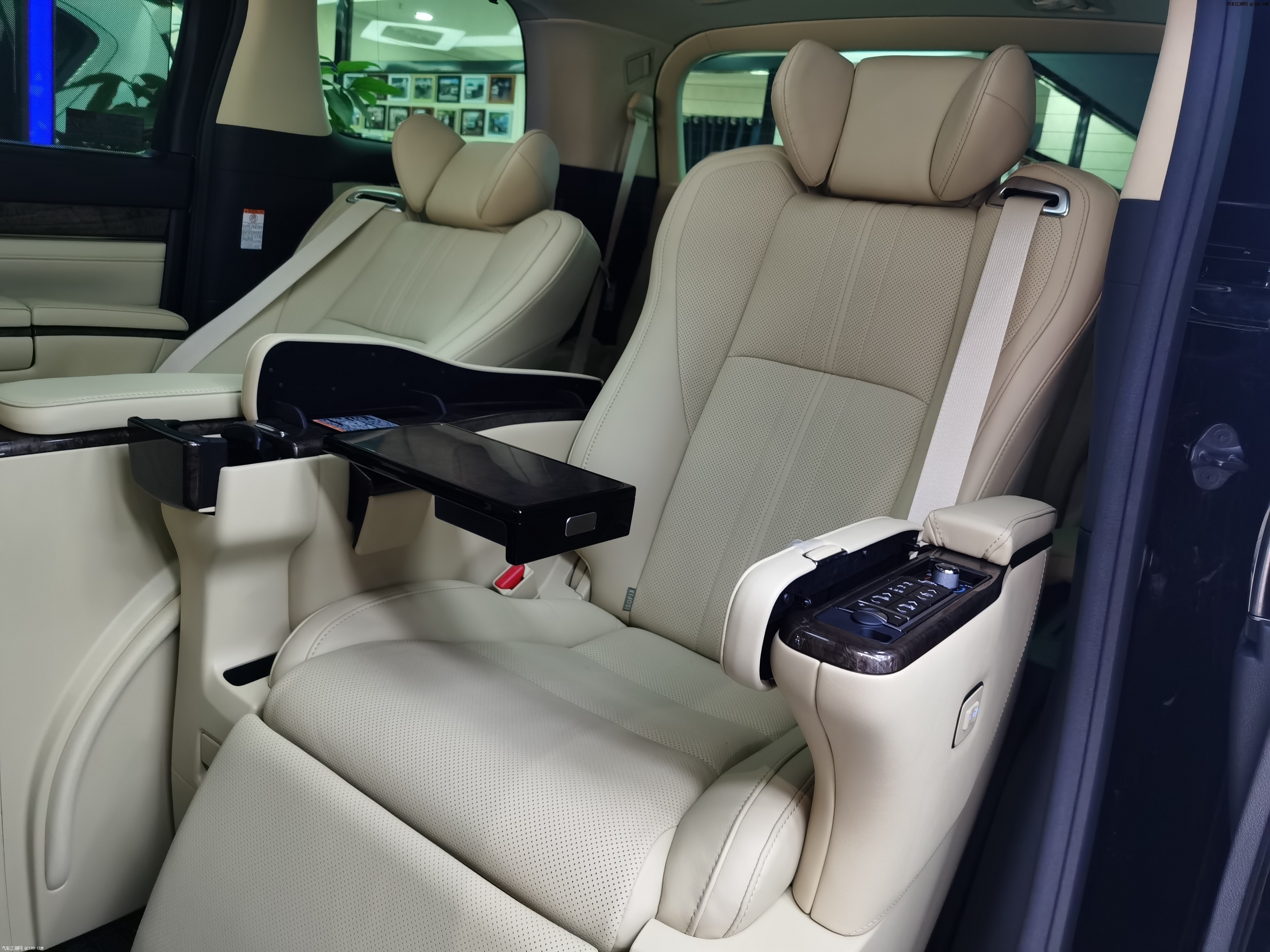 2020款全新丰田埃尔法中东版内饰实拍