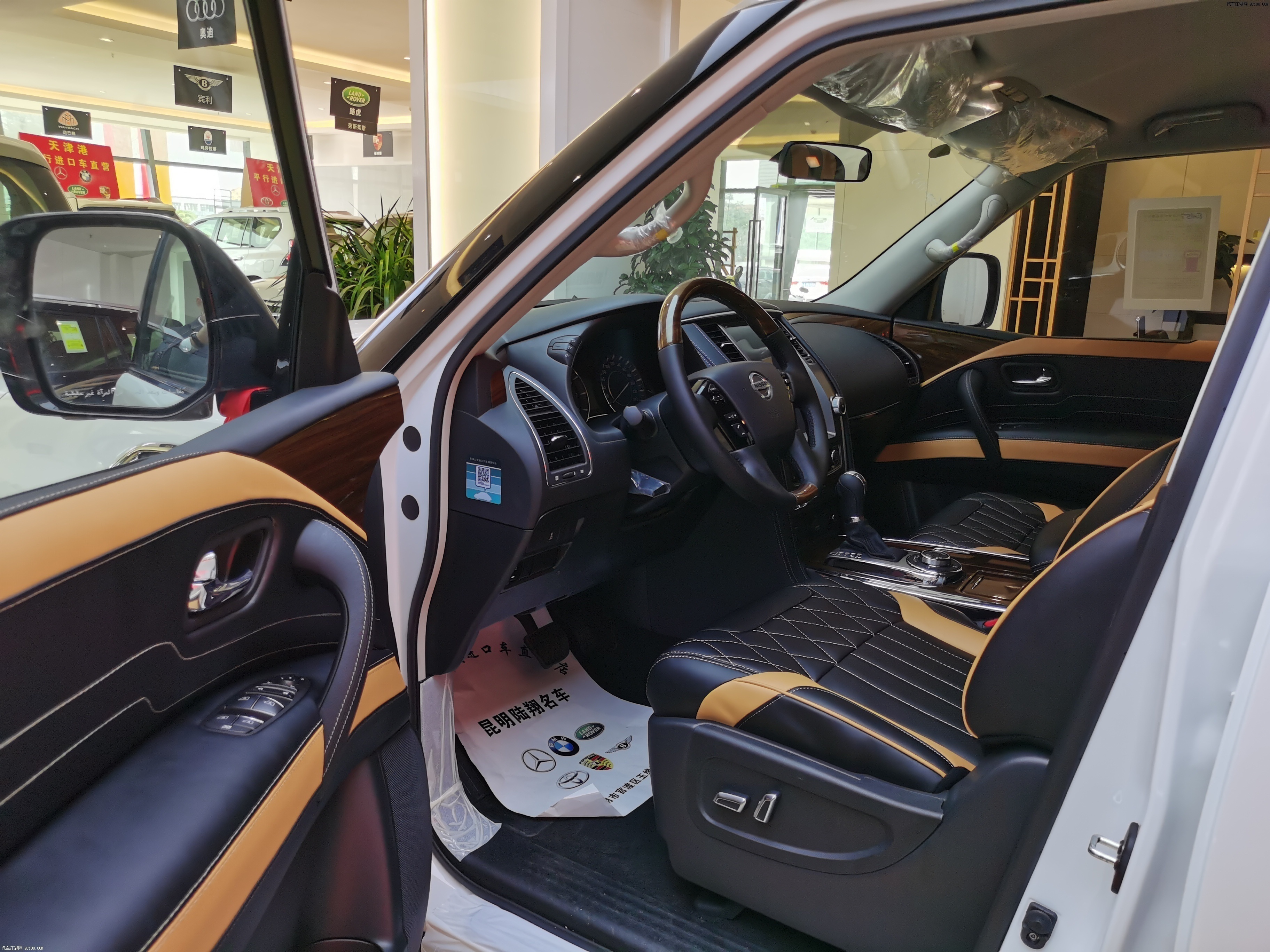 20款途乐内饰同样简洁舒适,中控部分的设计比较具有豪华感,标准日系