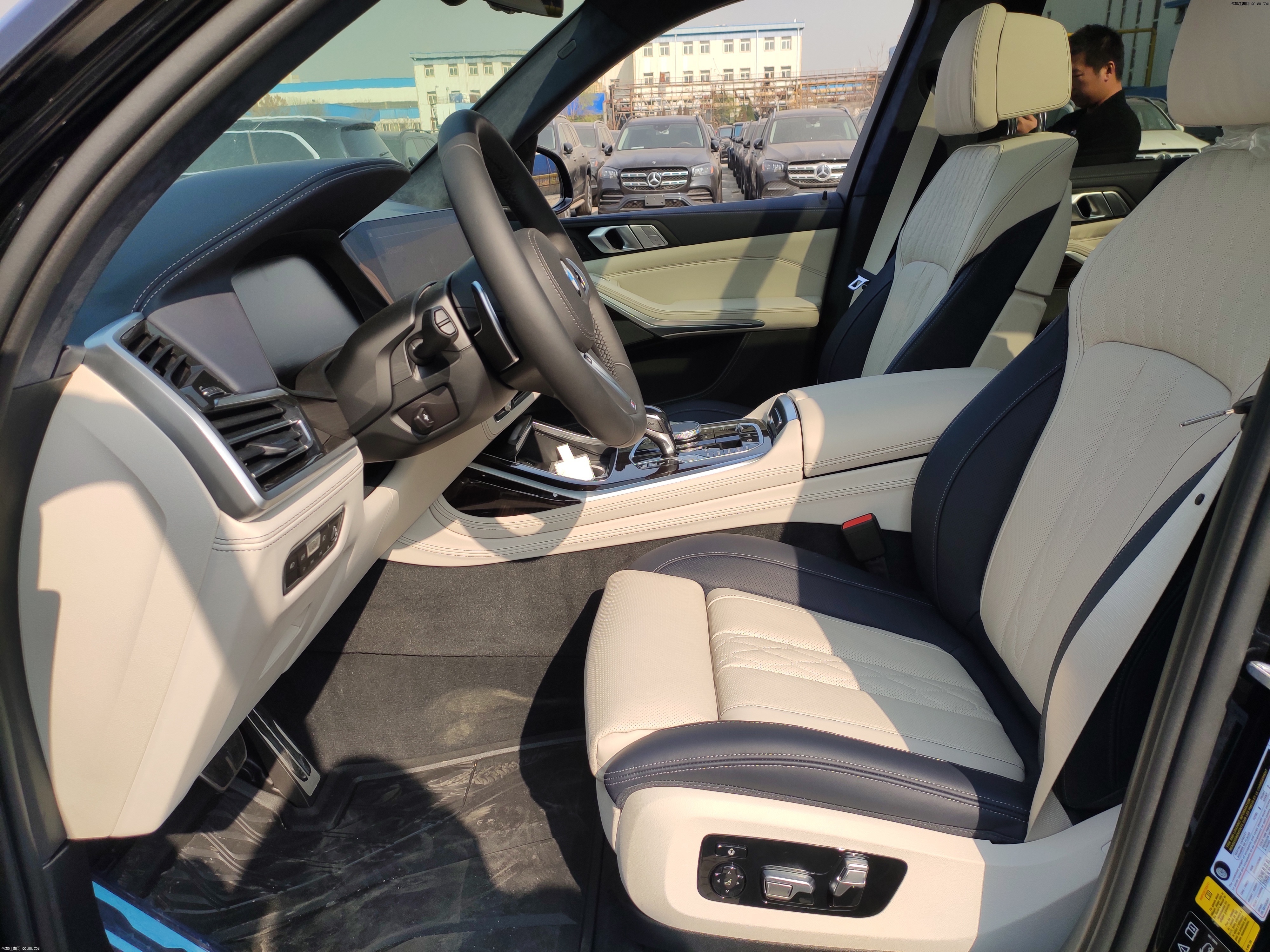 内饰方面:2021款宝马x7旗舰版车型的内饰设计依旧是宝马家族式最新的