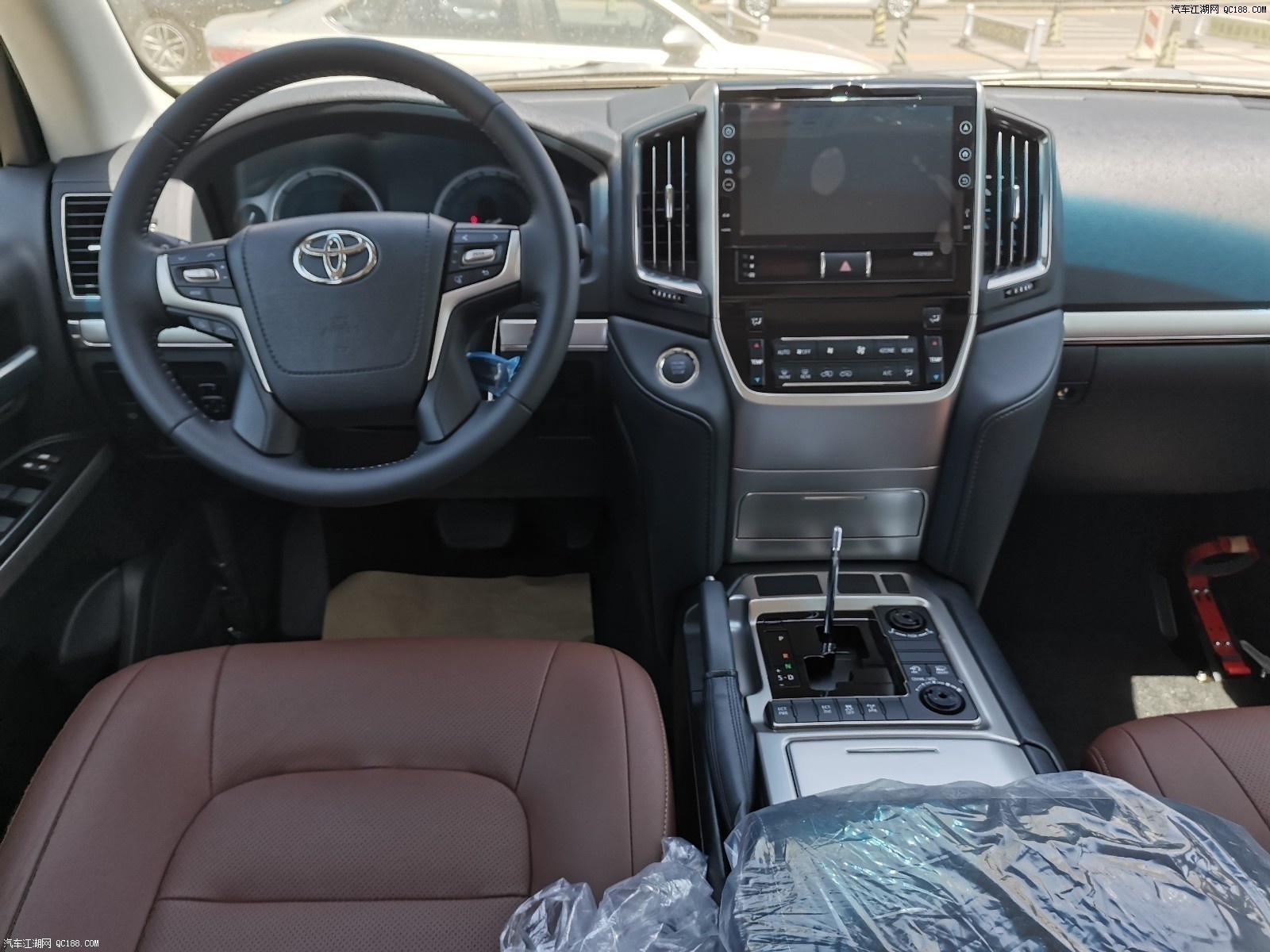丰田兰德酷路泽5700中控台换成了具有磨沙手感的金属板件,增强了内饰