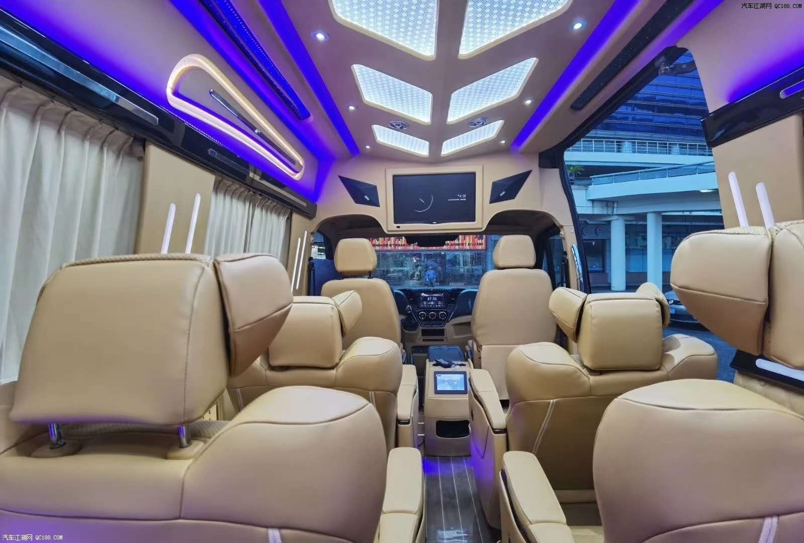 9座进口依维柯商务车30t柴油动力体验