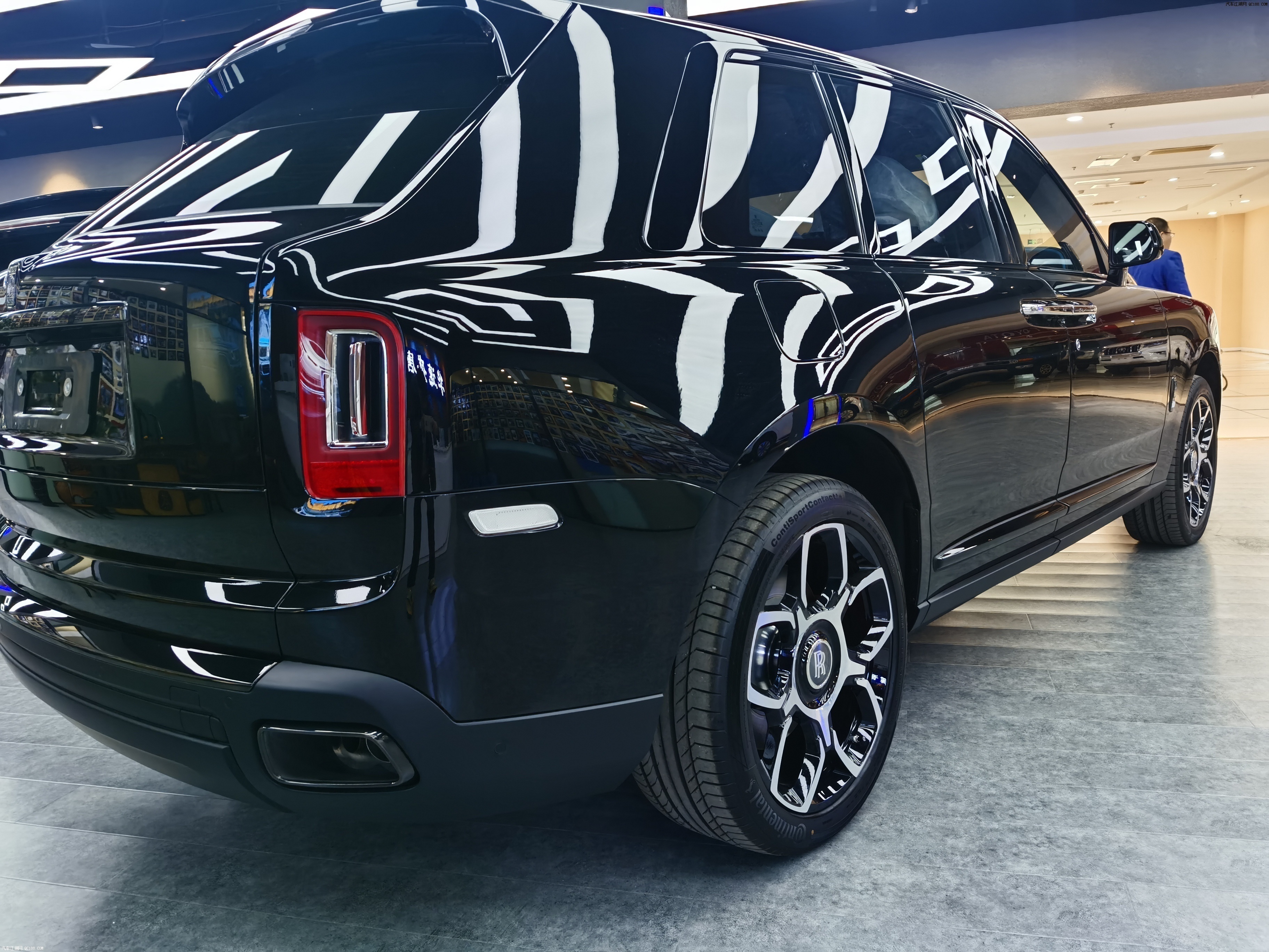 2021款劳斯莱斯库里南的整车长度达到5341mm,宽度为2164mm,高1835mm