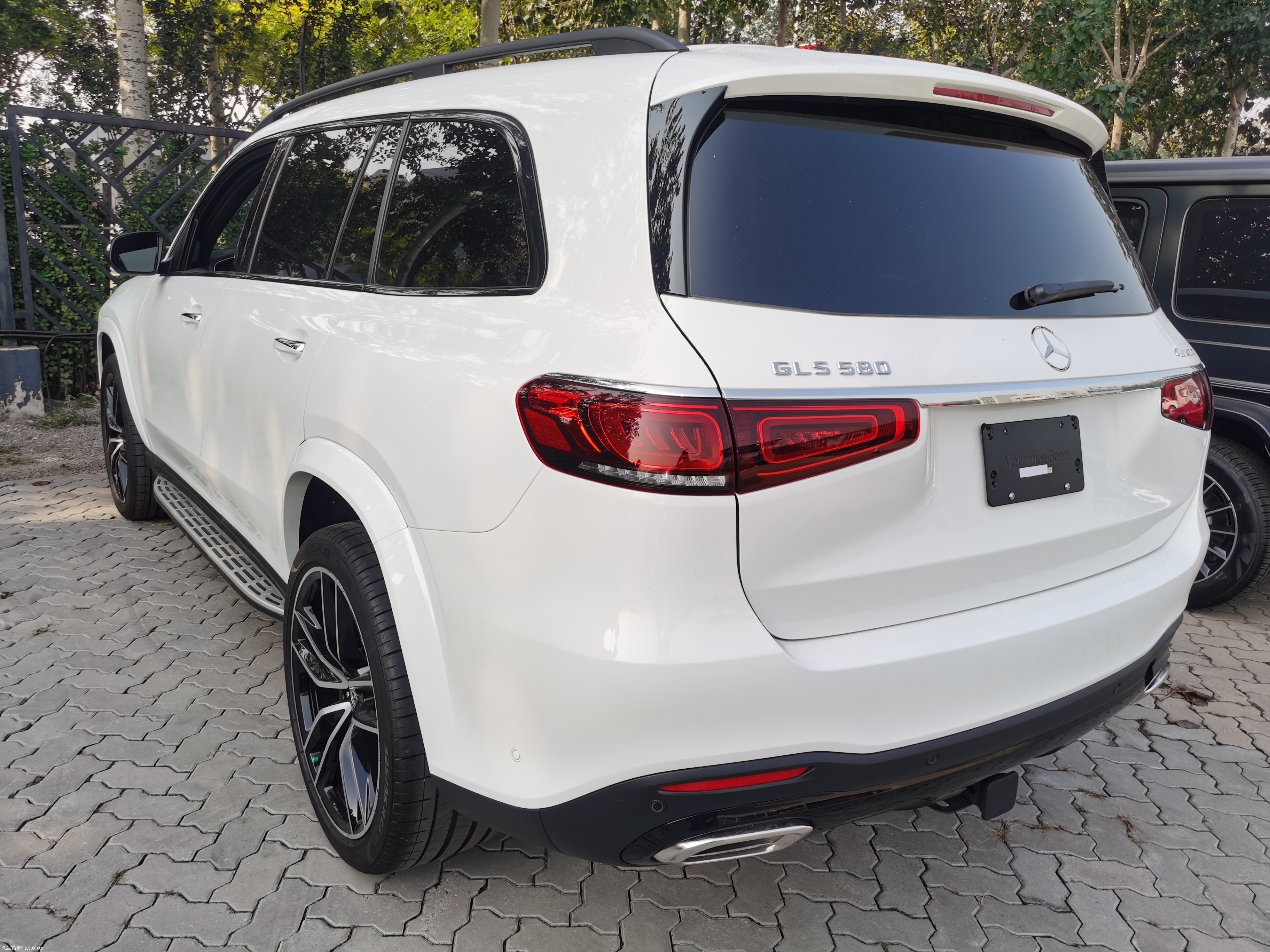 全新进口墨版奔驰gls580白色现车体验