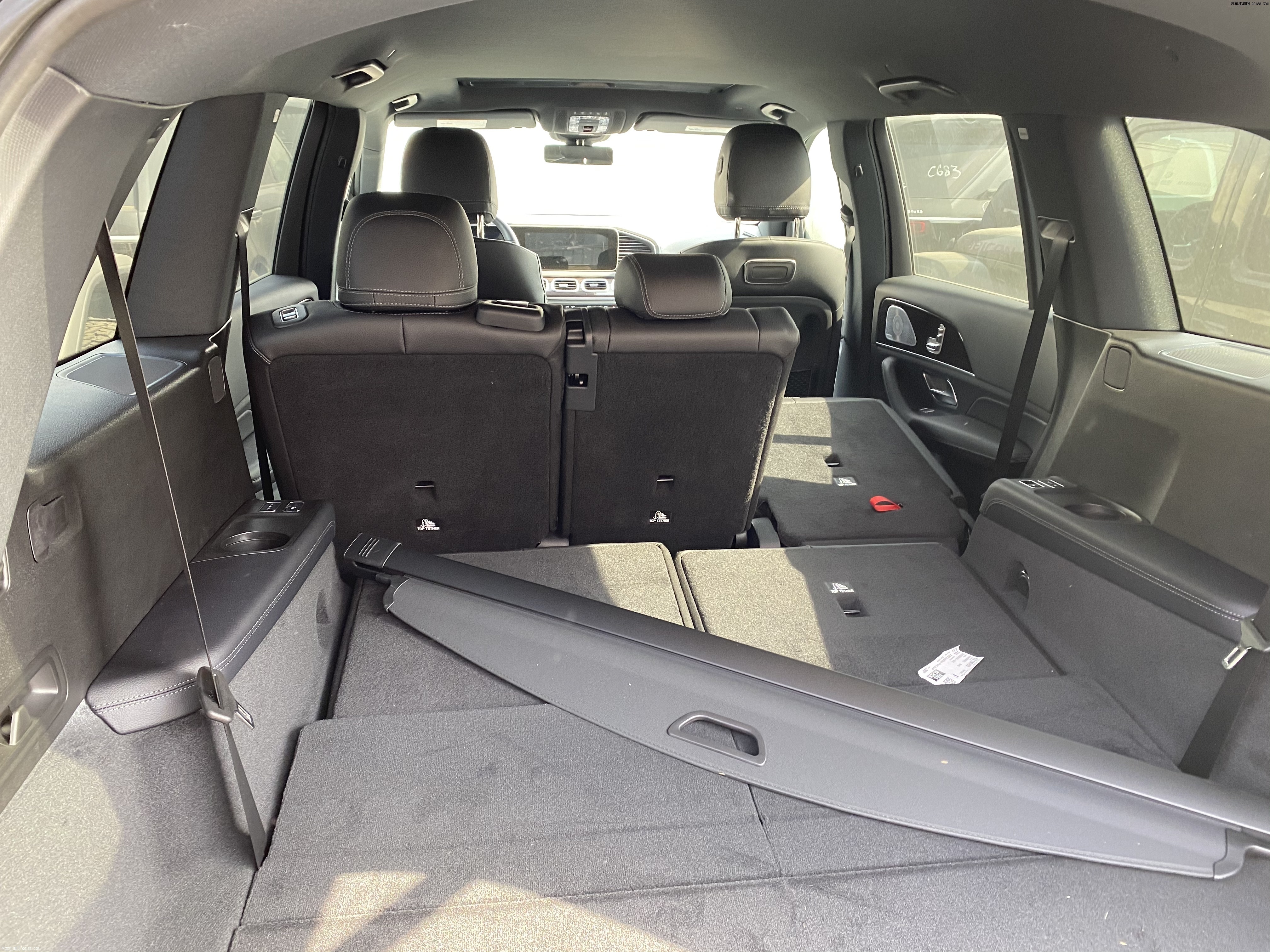 奔驰gls450的第二,三排座椅变化灵活,行李厢空间可以在最小680l至最大