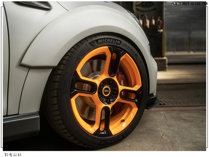 车身侧面造型和john cooper works接近,橙色涂装的四幅大尺寸轮毂和