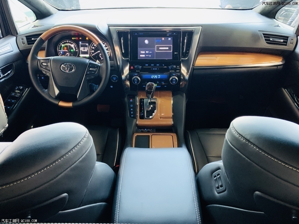 新款丰田埃尔法2.5油电混动版现车评测