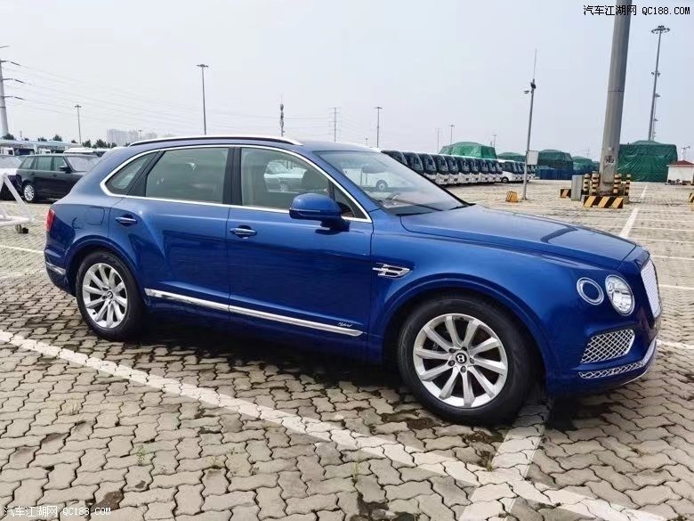 全新2021款欧版宾利添越v8动力试驾测评