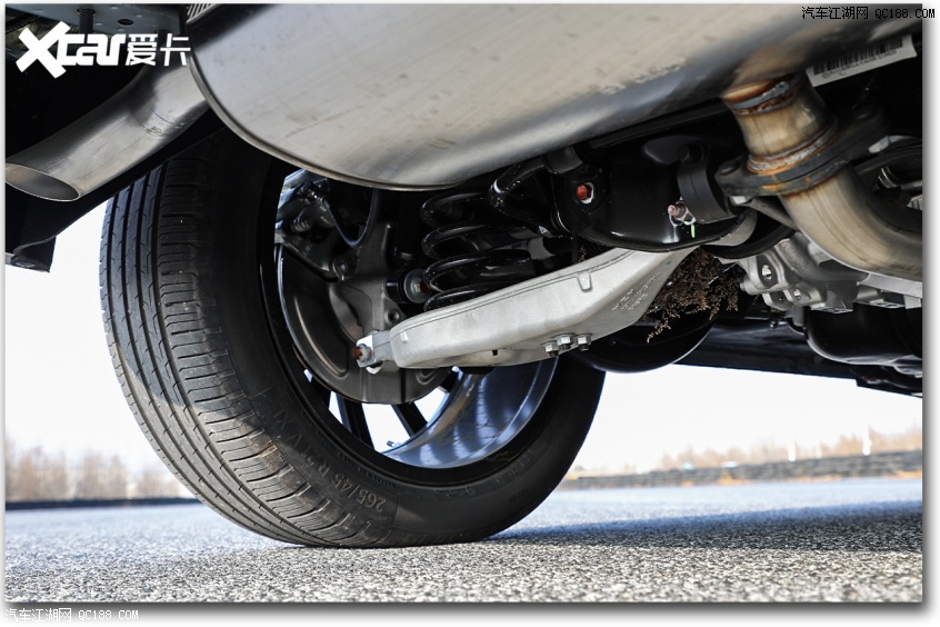 底盘结构方面,这台wey摩卡dht-phev采用前麦弗逊独立悬挂.