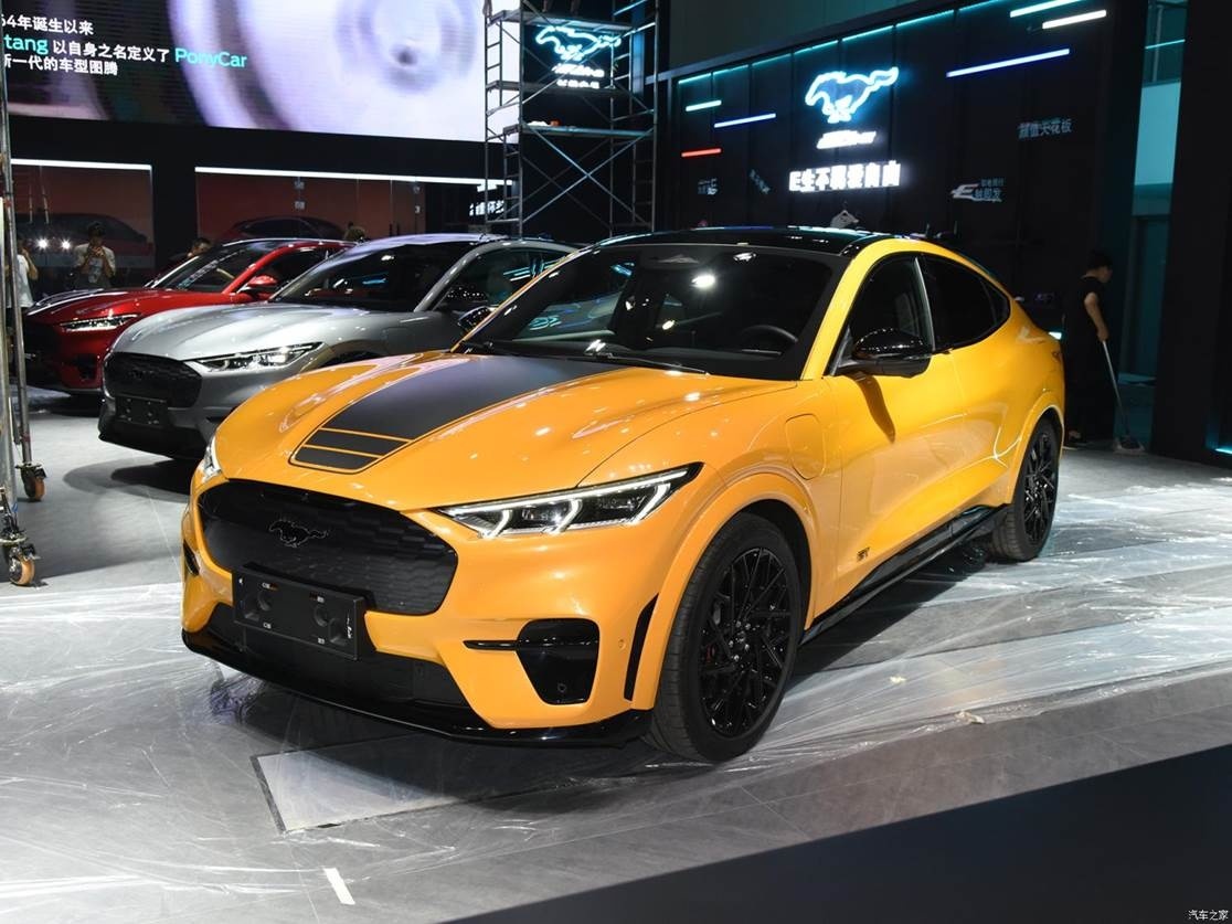 新车外观使用了福特1970款mustang mach one经典的cyber orange专属