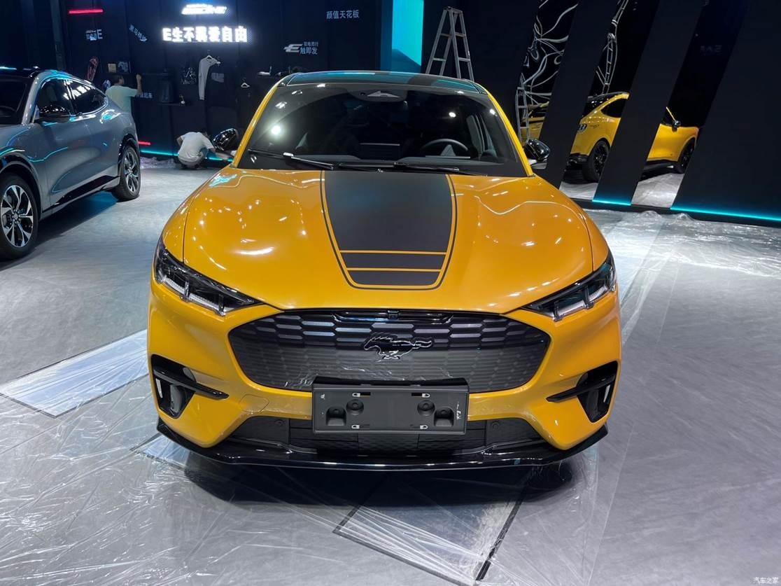 新车外观使用了福特1970款mustang mach one经典的cyber orange专属